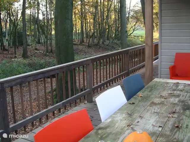 Vieille Meule | Pays-Bas, Overijssel, Haaksbergen - maison de vacances Grande table en bois d'échafaudage avec des chaises confortables sur une spacieuse terrasse en bois.