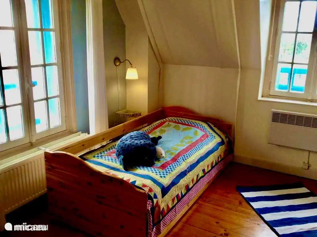 Tweede verdieping; De kinderkamer met 2 x 1-persoonsbed elk met extra bed in onderschuiflade: 2/4 x 0.90 x 1.90 - in deze kamer is ook een ledikantje voor de kleintjes. (beste uitzicht op zee vanuit deze kamer)