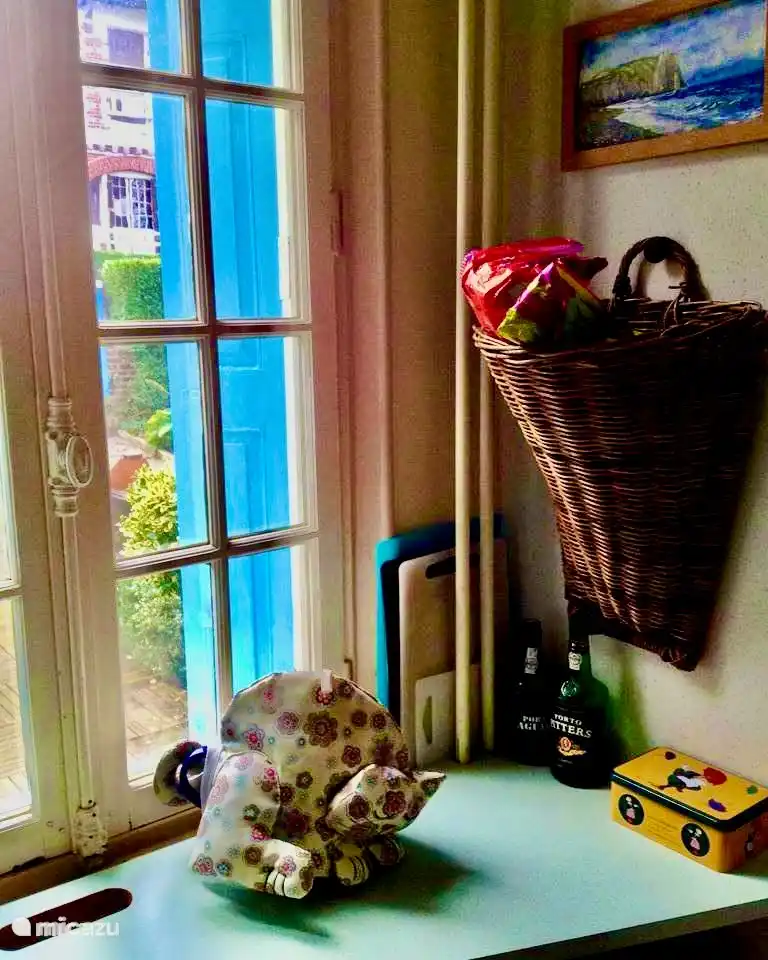 Begane grond; Gezellige en compleet ingerichte keuken met uitzicht op de tuin.