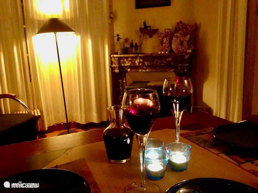 Begane grond; Houtkachel bij zitje in de eetkamer vanaf de eettafel