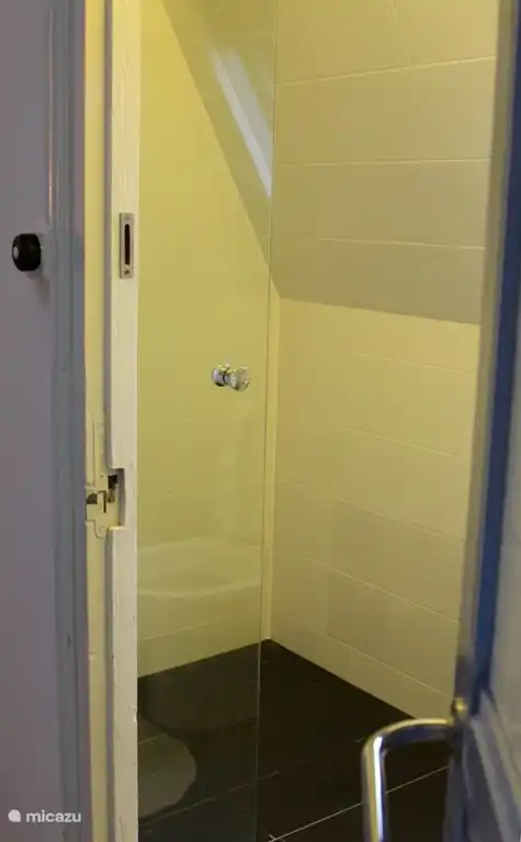 Tweede verdieping; Badkamer 2 met douche, WC en wastafel
