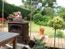 Tuinhaard bij het terras met eettafel.