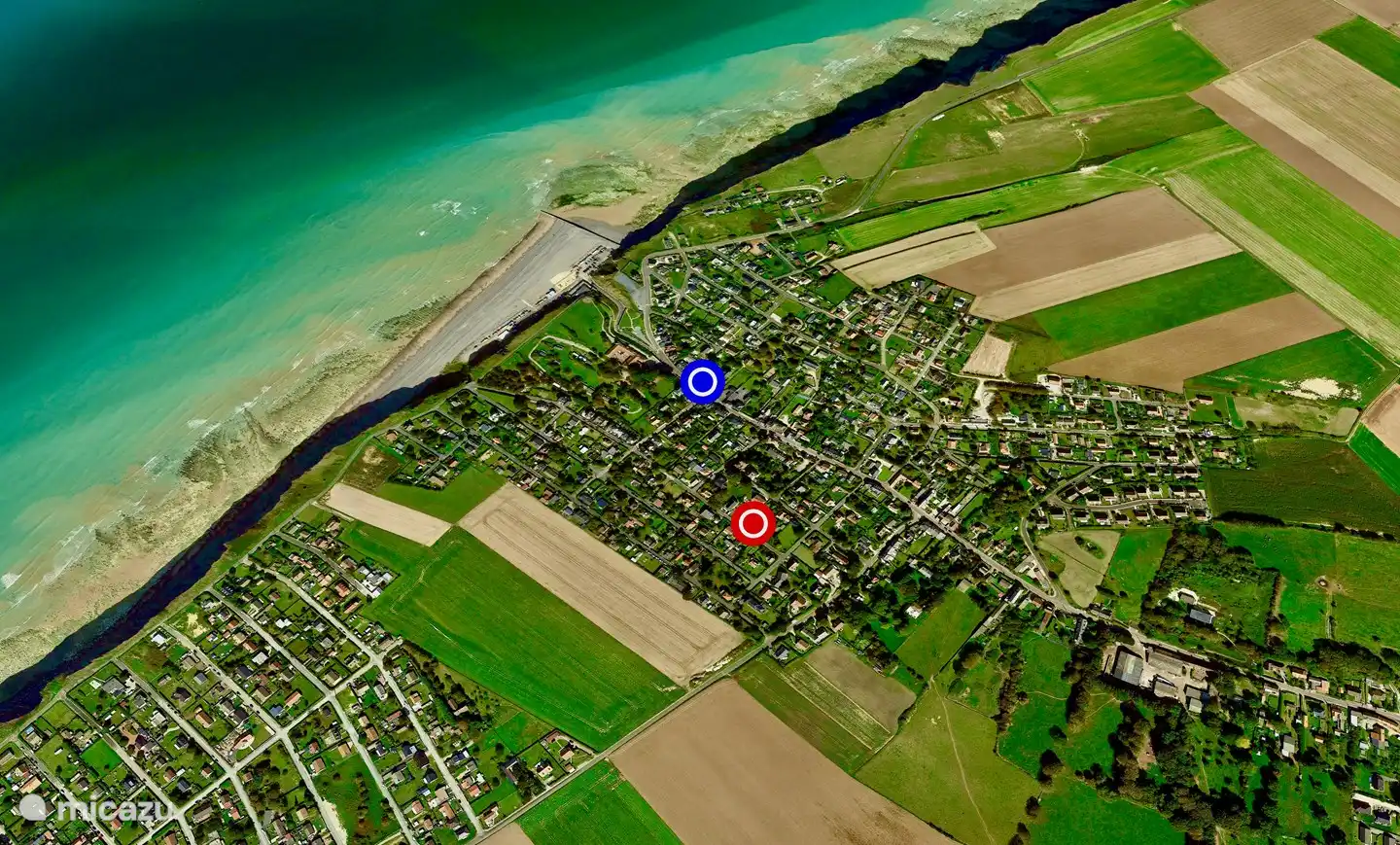 Mesnil-Val van boven; Blauwe markering is de boulangerie. Villa Mignon is rood, 350 meter lopen naar de bakker