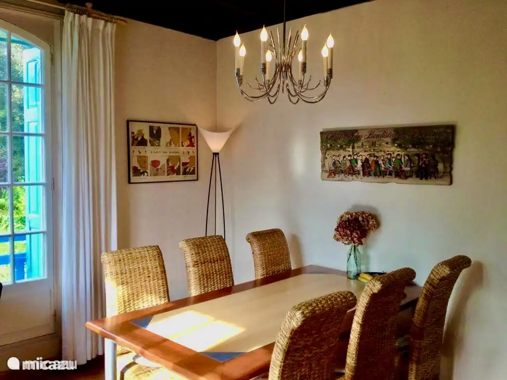 Begane grond; Eetkamer bij de houtkachel