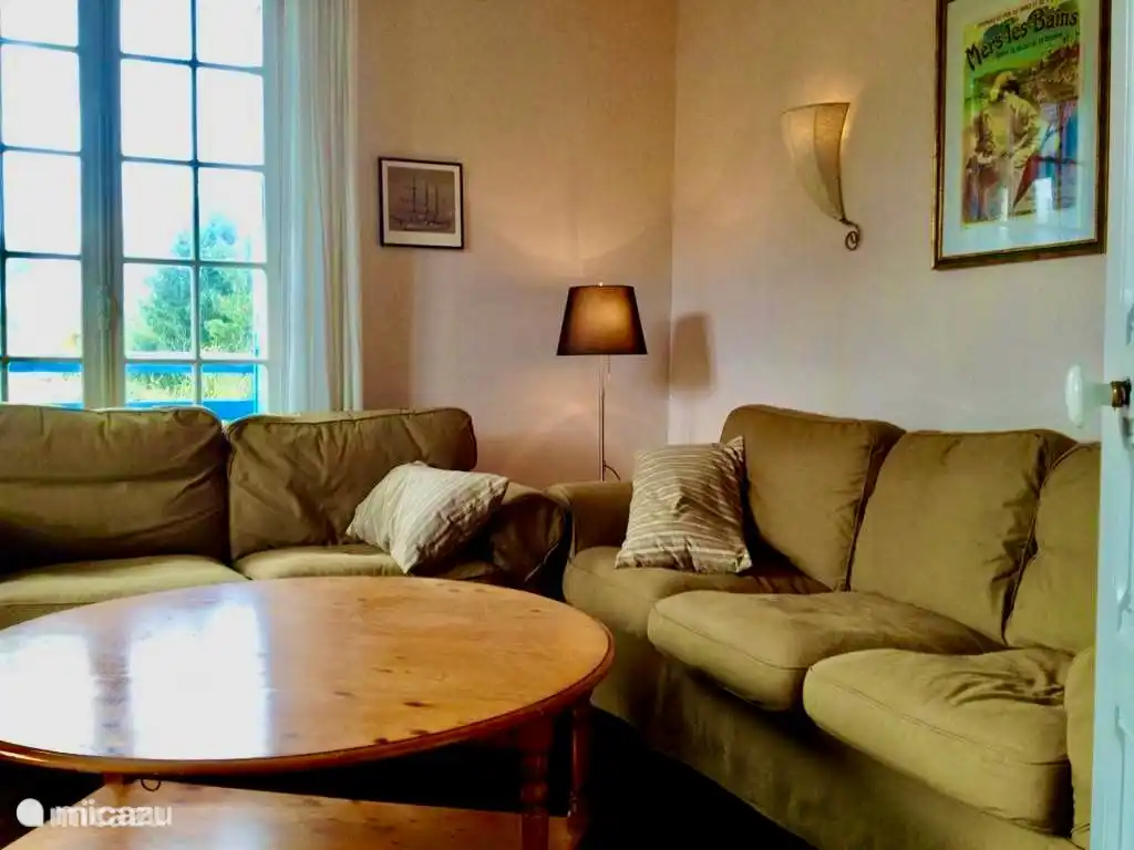 Eerste verdieping; Comfortabele banken in de zitkamer bij TV & Schaaktafel