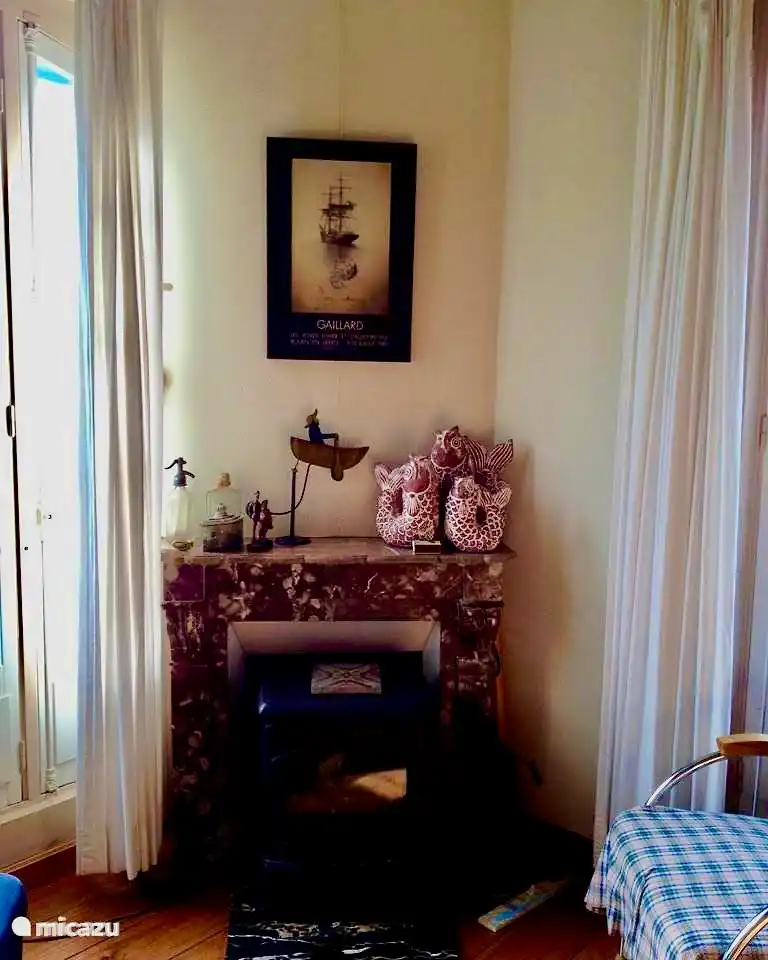 Begane grond; Houtkachel bij zitje in de eetkamer