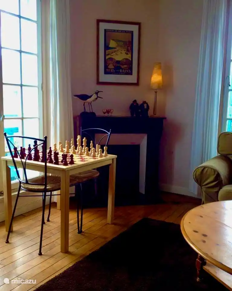 Eerste verdieping; Schaaktafel in de zitkamer bij TV & banken