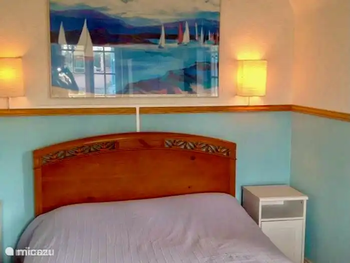 Tweede verdieping; De grote slaapkamer met wastafel (2p bed)