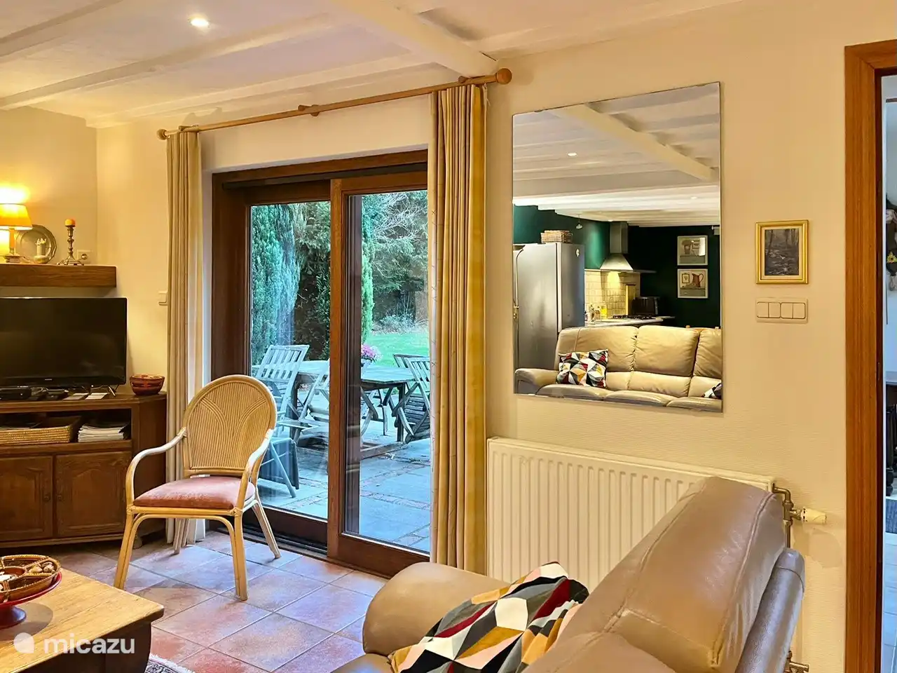 Salon avec vue sur la terrasse et le jardin