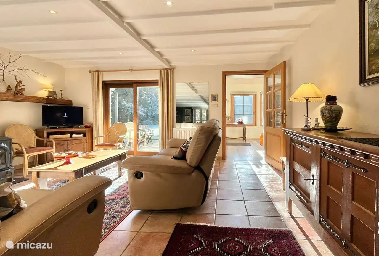 Salon avec vue sur la terrasse et le jardin