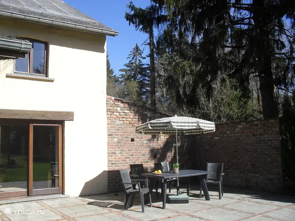 parte trasera de la casa (lado sur) con terraza y muebles de jard&#237;n