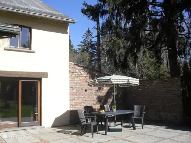 Location de Vacances Belgique, Ardennes, Gedinne, maison de vacances - Gîte Vencimont arrière de la maison (côté sud) avec terrasse et salon de jardin