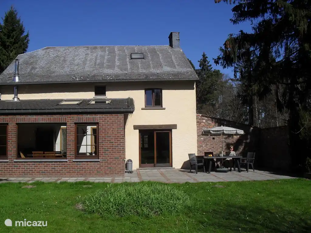 Parte trasera de la casa con terraza vista desde el gran jard&#237;n