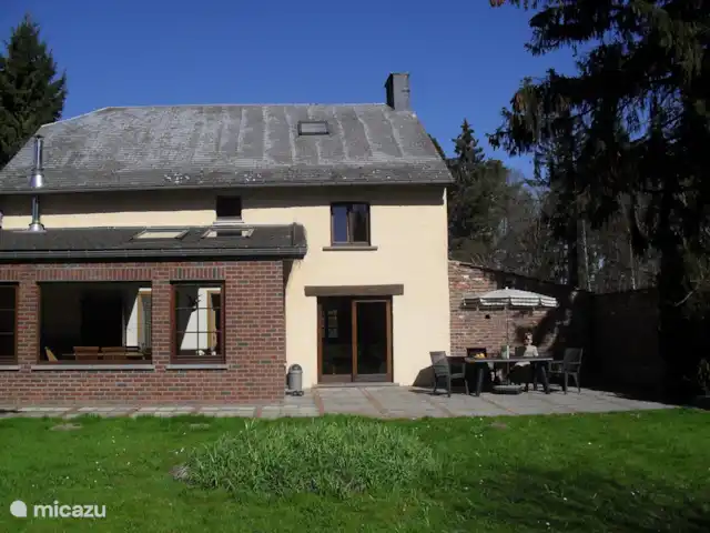 Location de Vacances Belgique, Ardennes, Gedinne, maison de vacances - Gîte Vencimont Arrière de la maison avec véranda vue du grand jardin