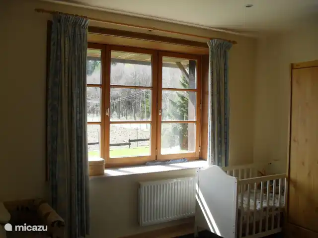 Location de Vacances Belgique, Ardennes, Gedinne, maison de vacances - Gîte Vencimont Chambre 3 avec un lit double avec une belle vue sur les bois