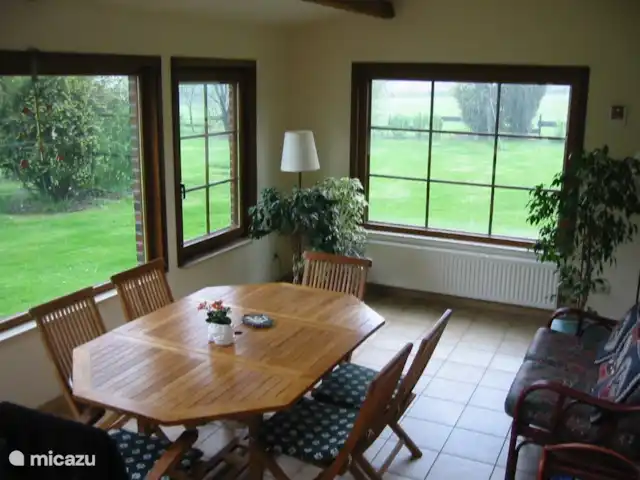 Location de Vacances Belgique, Ardennes, Gedinne, maison de vacances - Gîte Vencimont Grande véranda avec vue sur le jardin et beaucoup de soleil
