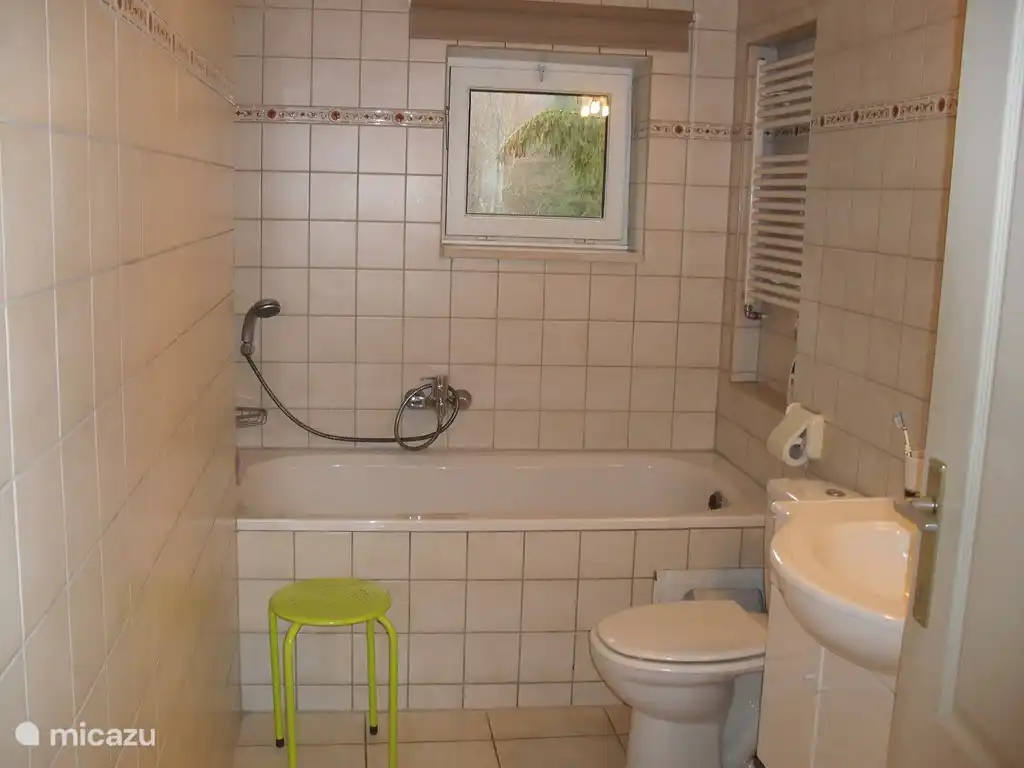 Cuarto de ba&#241;o con ba&#241;era, inodoro y lavabo.