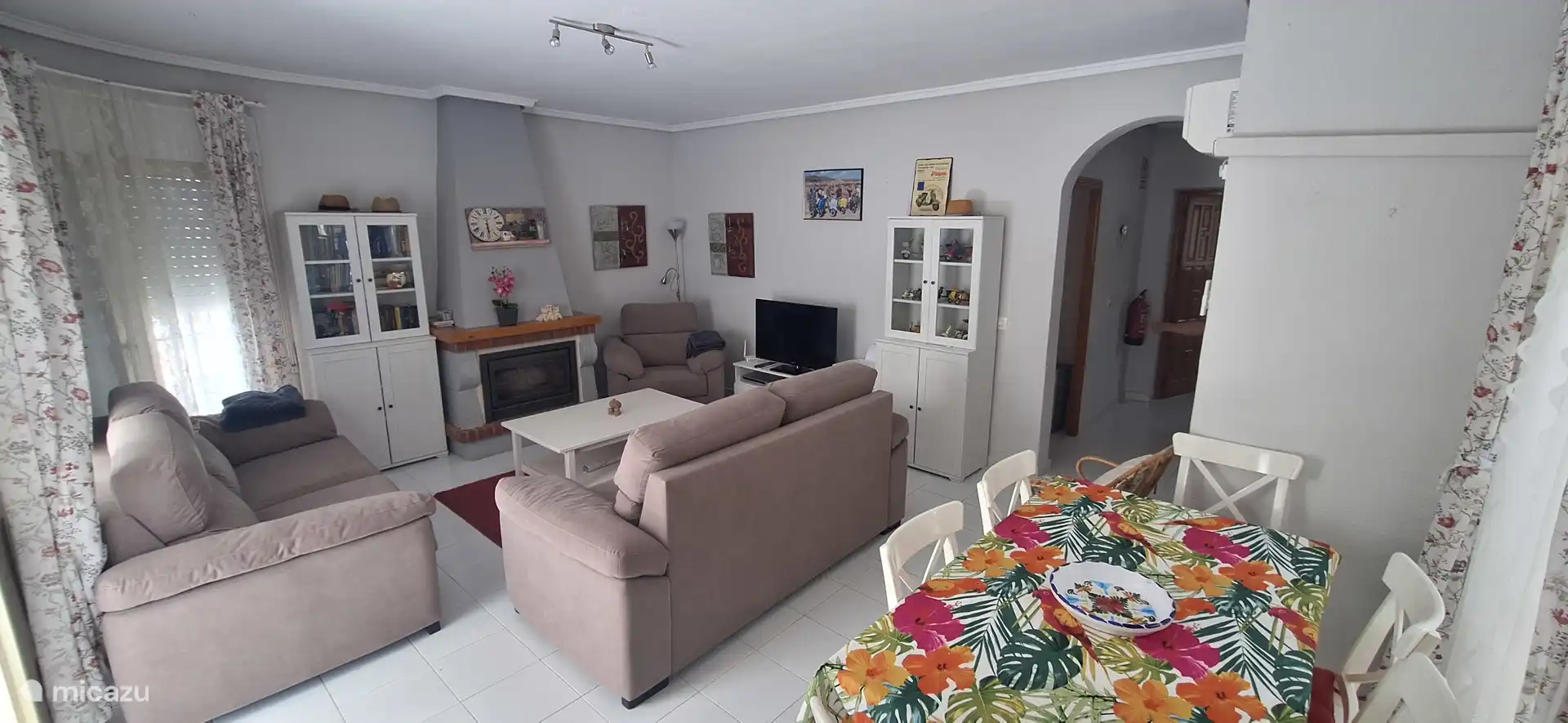 Villa con salón y mesa de comedor