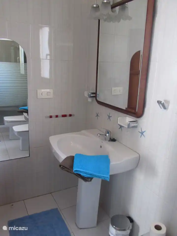 Badezimmer in der Villa mit Waschbecken