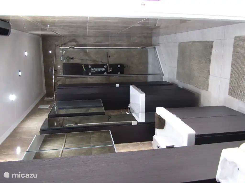 Badezimmer mit Dusche, WC und Doppelwaschbecken im Gästehaus