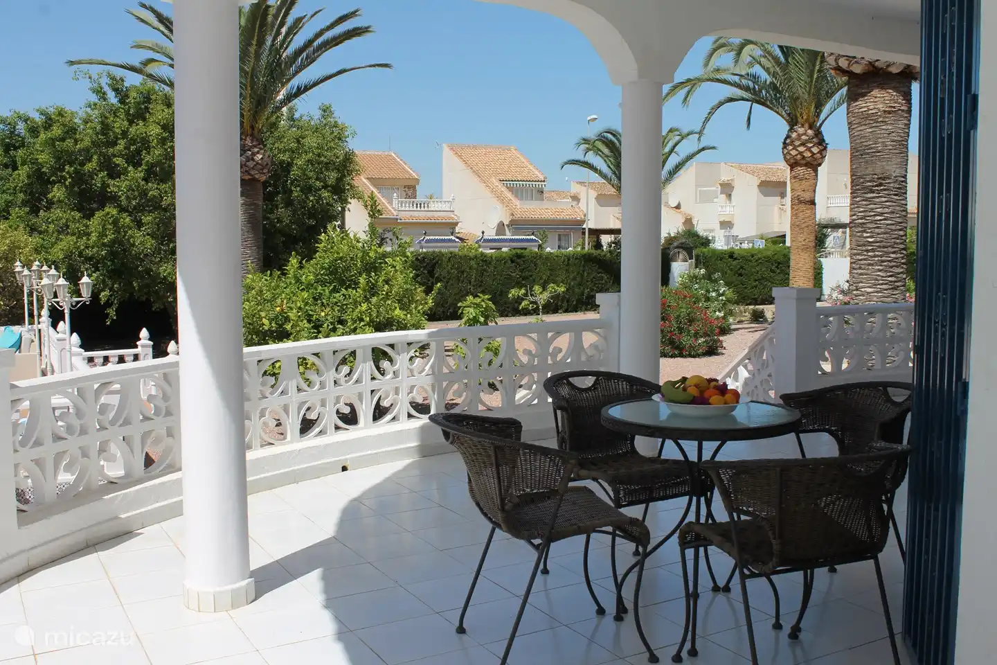 Überdachte Terrasse der Villa, die zu einem leckeren Aperitif einlädt.