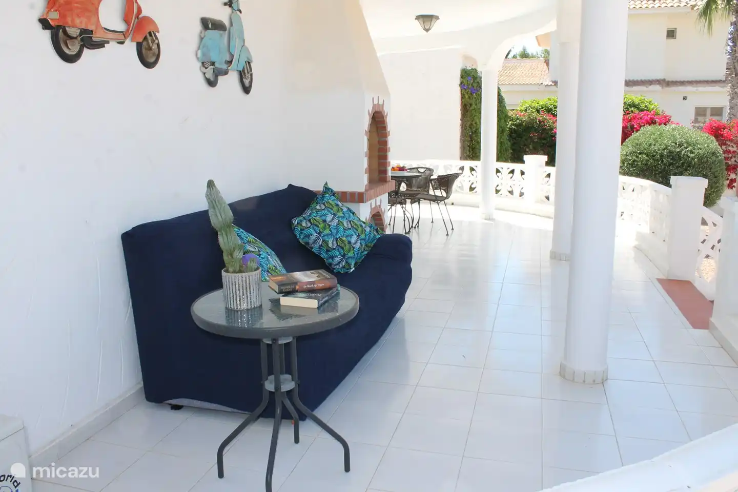 Überdachte Terrasse der Villa mit Sofa. Hervorragend geeignet für gemütliche Abende mit Sternenhimmel.