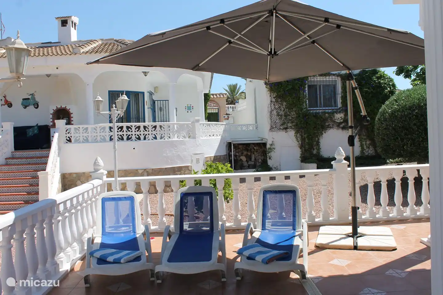 Unsere Außenküche dient auch als Sonnenterrasse.