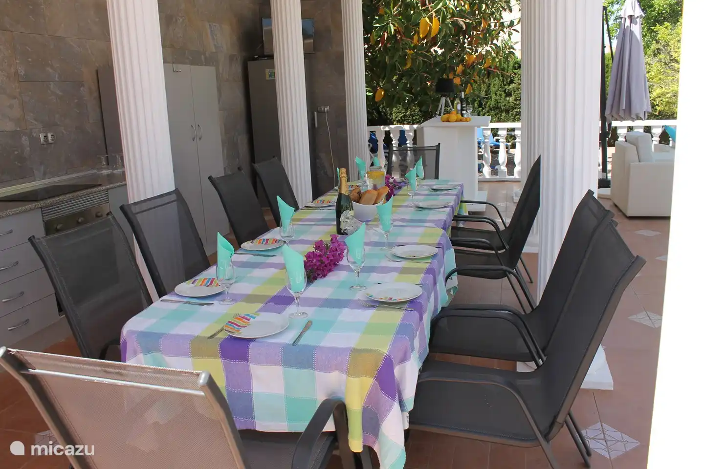 Und bietet auch Platz für ein schönes Frühstück, Mittag- oder Abendessen.
