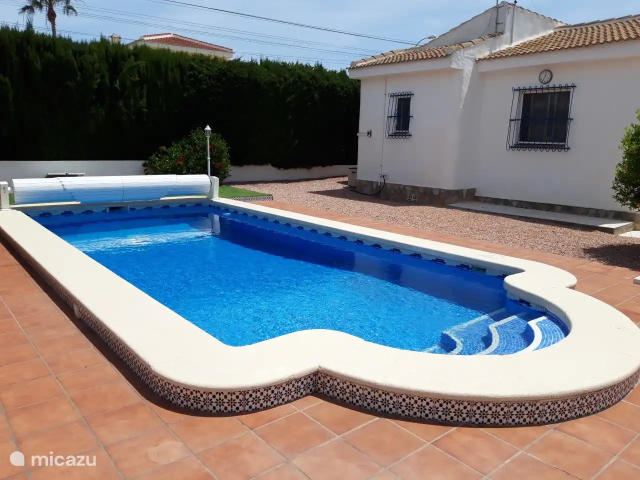 Wenn es heiß wird und die Kinder nicht mehr gehalten werden können, ist das Schwimmbad in der Nähe.