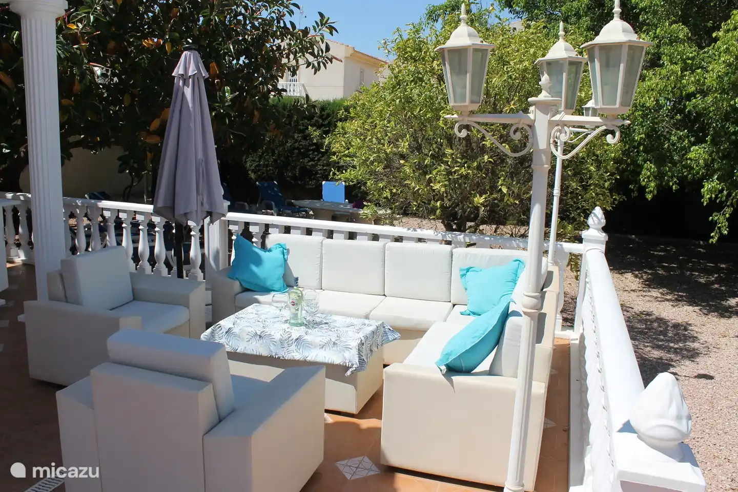 Die Außenküche beherbergt auch einen schönen Lounge-Salon