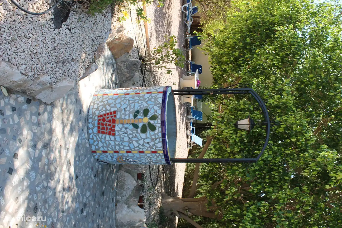 Möchten Sie lieber im Grünen sitzen, genug Platz neben der Außenküche.