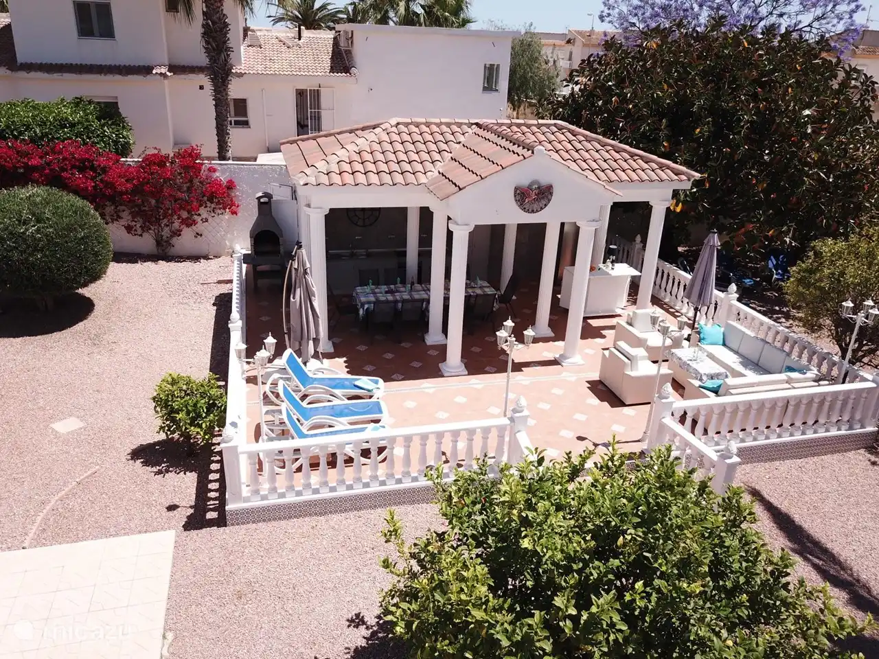 Unser größtes Kapital, 120 m² Außenküche mit allem Komfort inklusive TV.