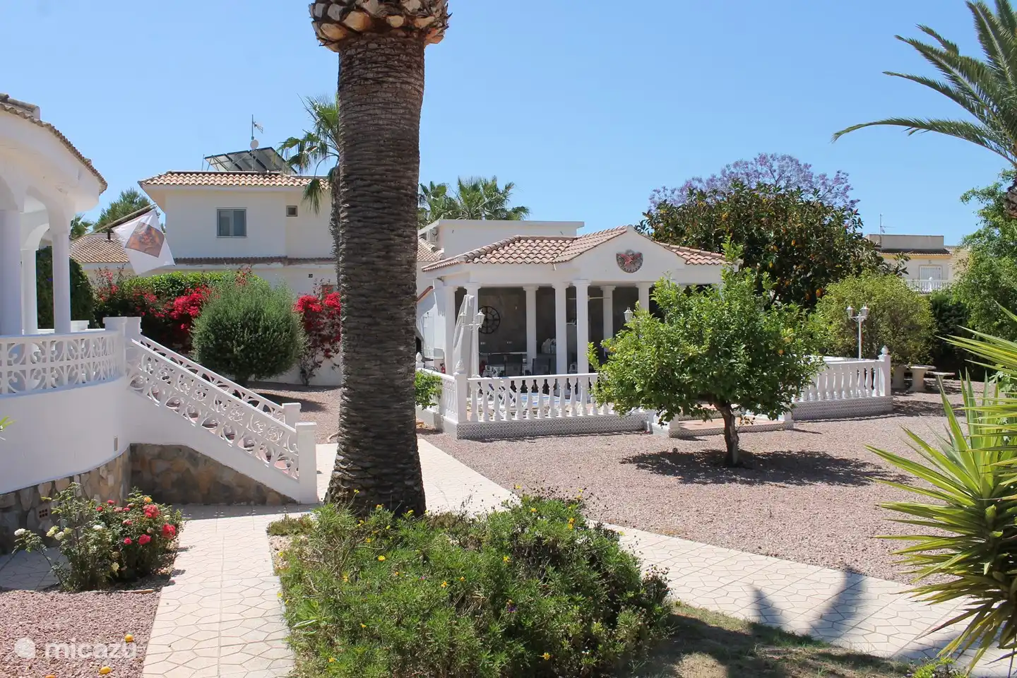 Outdoor-Küche umgeben von einer grünen Oase.