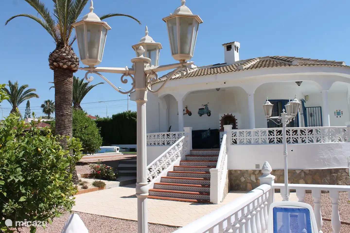 Blick auf die Villa von der Außenküche