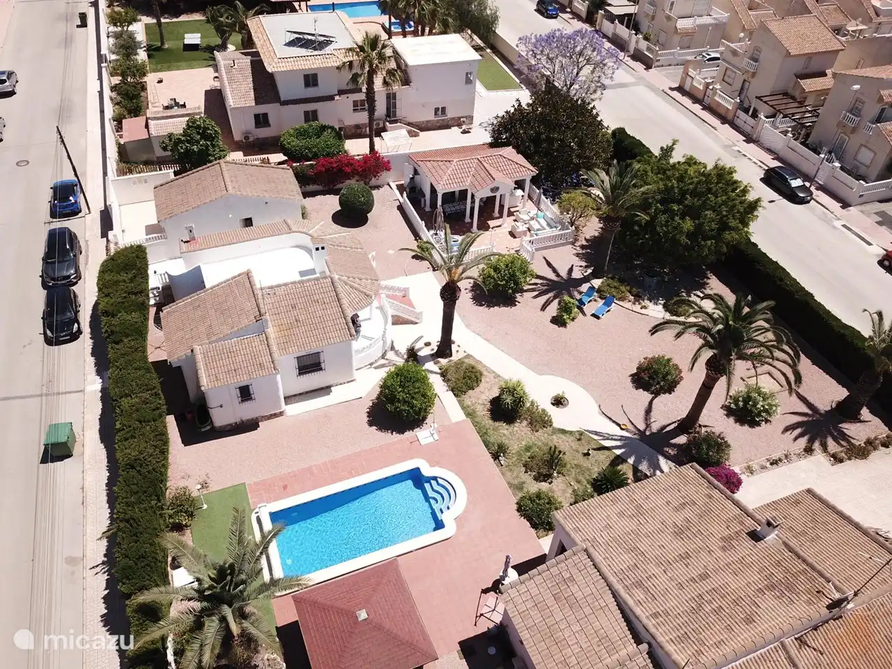 Schöne Draufsicht auf die Domäne, umgeben von Straßen.