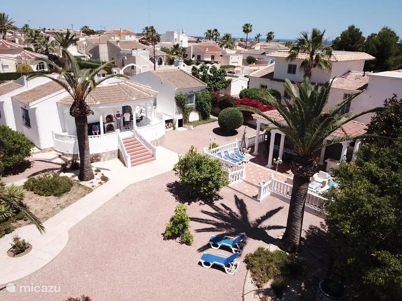 Überblick über unsere Domäne, links die Ferienvilla mit dahinterliegendem Gästehaus und rechts unser größtes Kapital, die Außenküche.