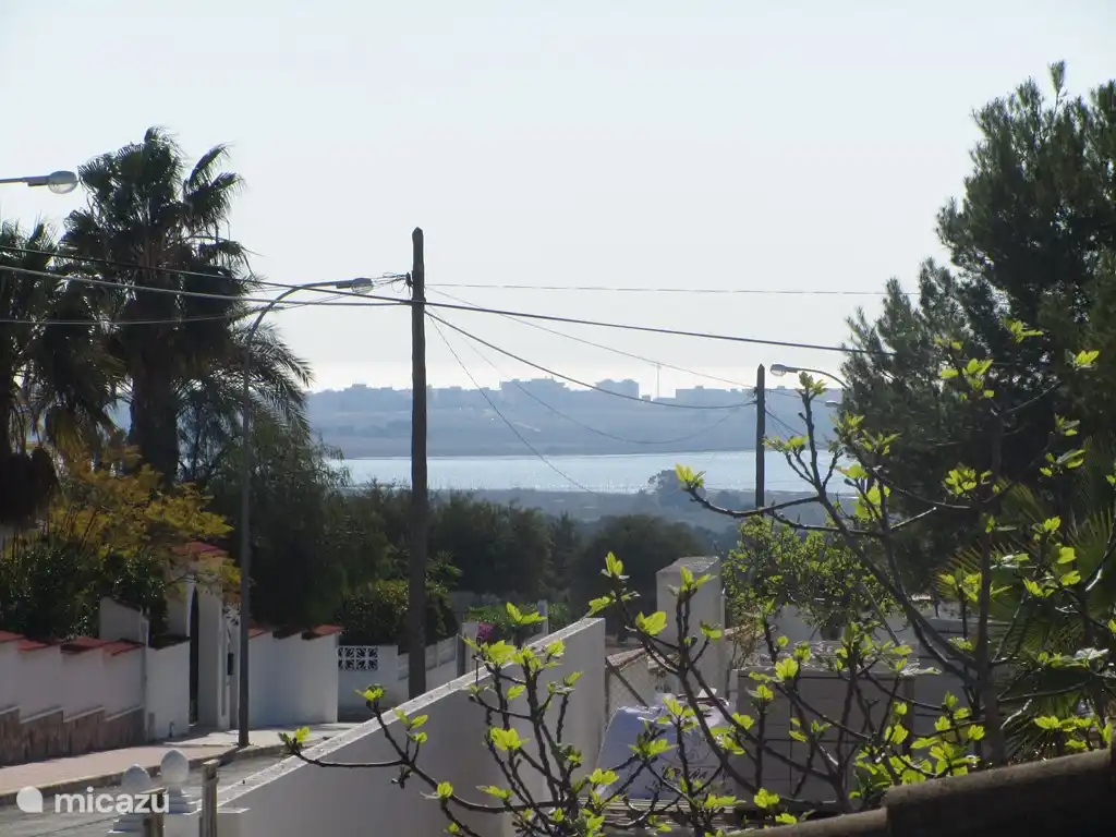 Blick von der Sonnenterrasse auf den Süßwassersee mit Blick auf das Meer im Hintergrund.