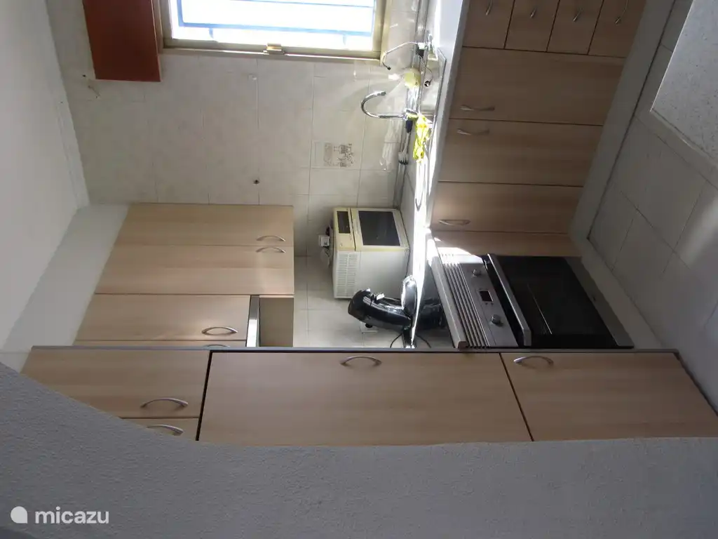 Küche mit Geschirrspüler, Mikrowelle, Kühlschrank und Backofen in der Villa.