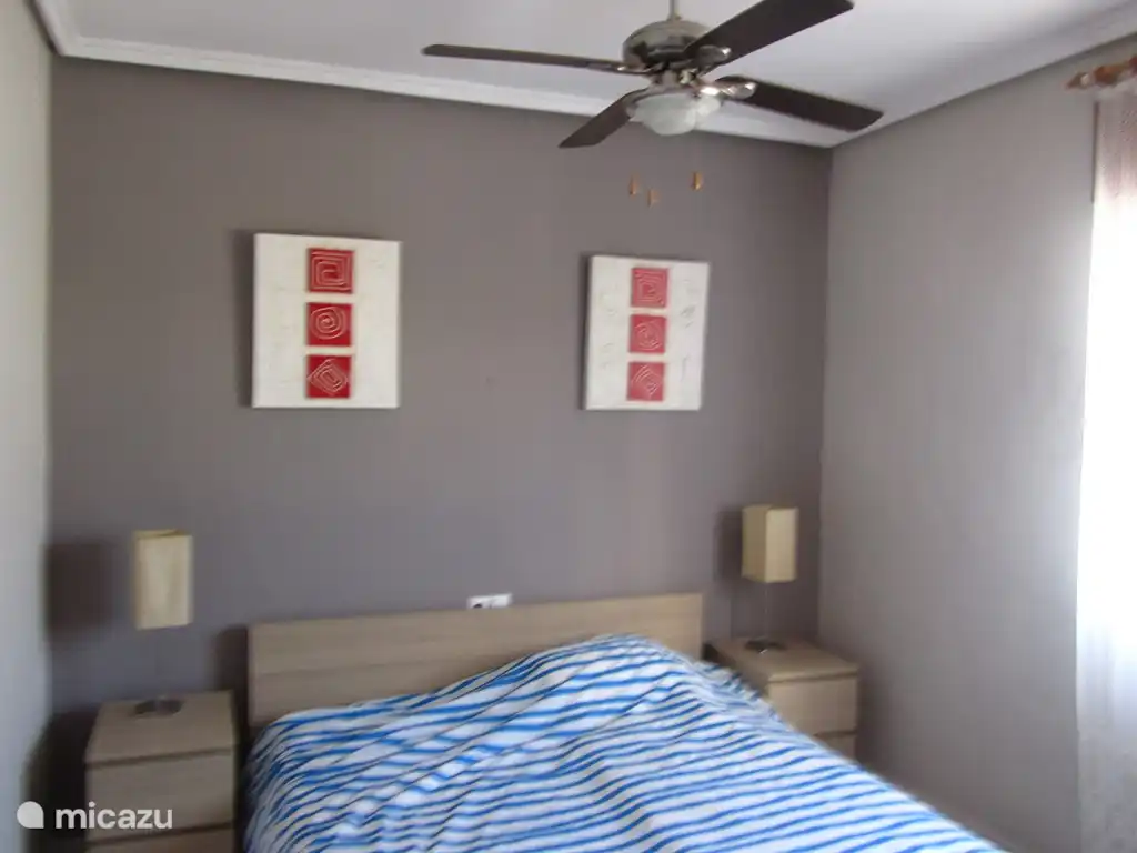 Hauptschlafzimmer in der Villa mit Einbauschränken und Klimaanlage