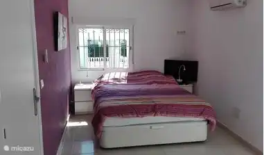 Schlafzimmer im Gästehaus mit Kleiderschrank und Klimaanlage