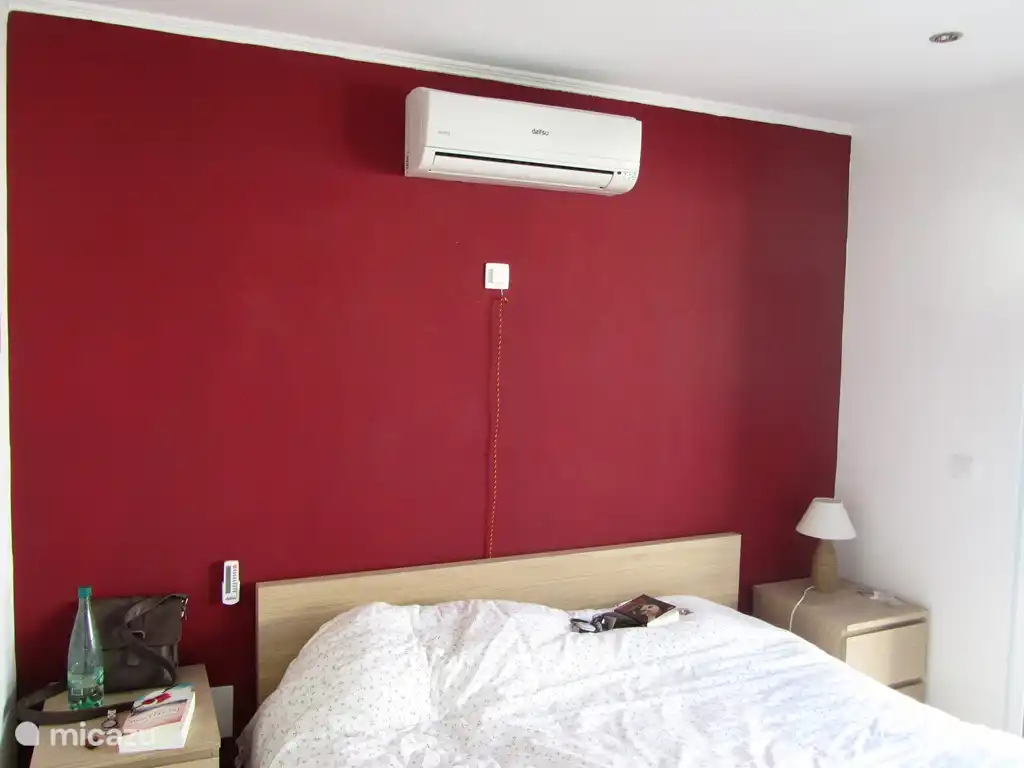 Hauptschlafzimmer im Gästehaus mit Einbauschrank und Klimaanlage