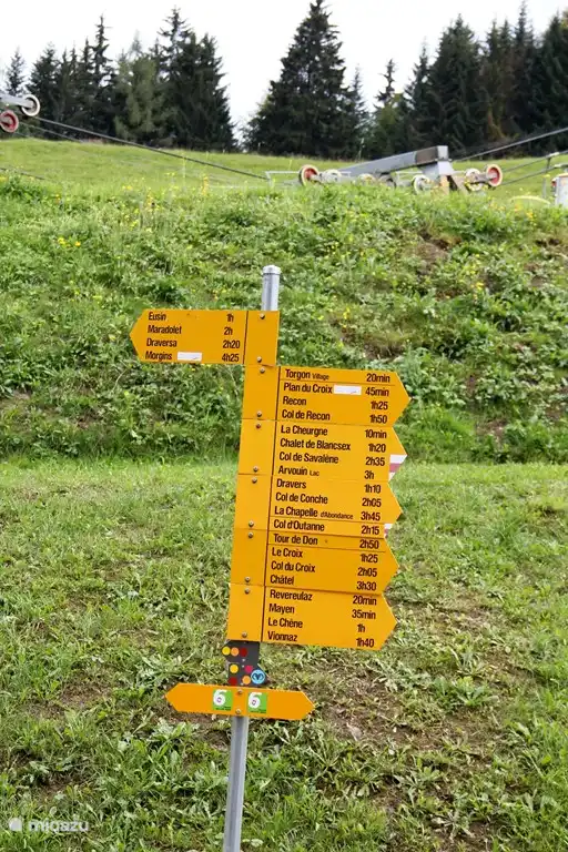 Rutas de senderismo bien señalizadas desde nuestra casa.