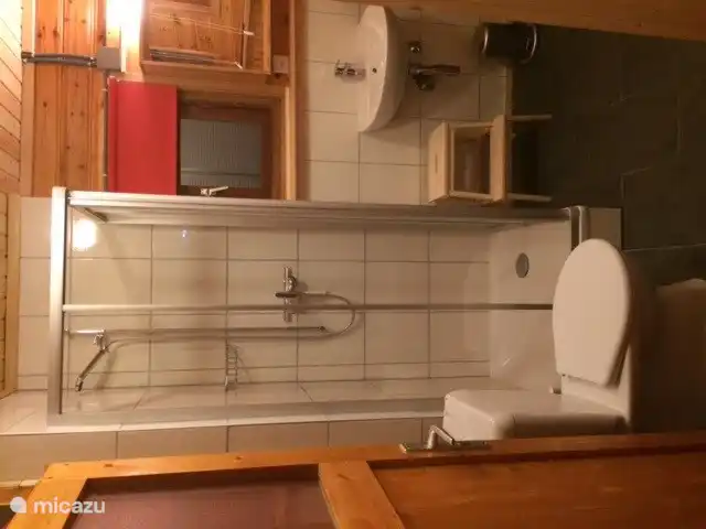 Cuarto de baño no.2 con ducha, inodoro y lavabo.