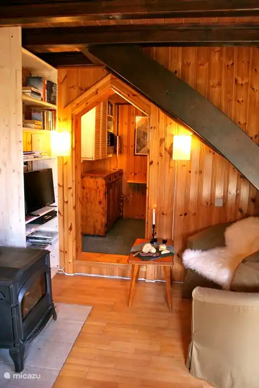 Salón con rincón junto a la estufa de leña