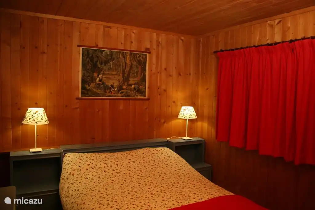 Dormitorio con inodoro y lavabo separados