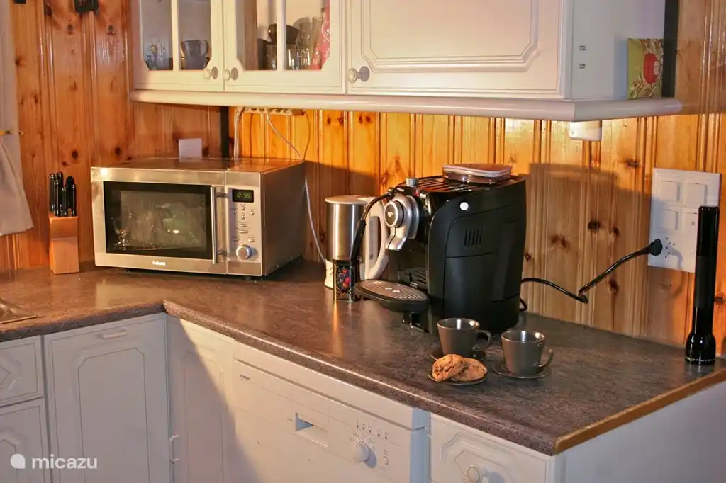 Cocina con cafetera de lujo