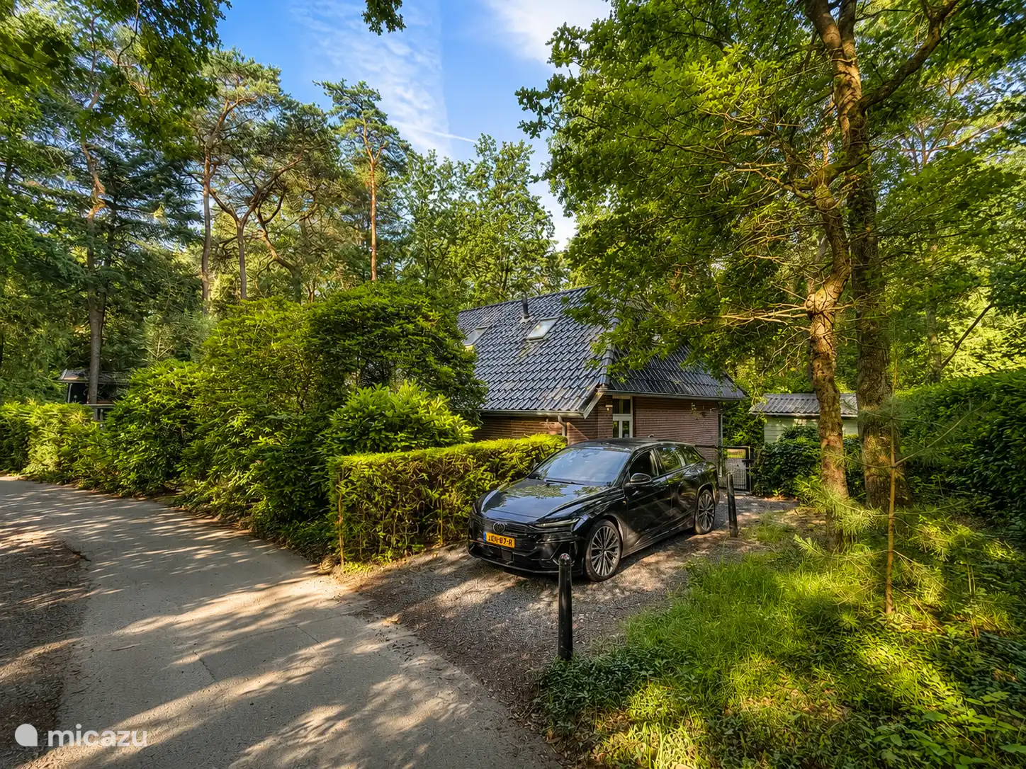 Seitenhaus + Einfahrt