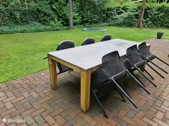 Maison d'Orange | Pays-Bas, Overijssel, Holten - maison de vacances Maison d’Oranger, grand jardin avec table et chaises de jardin.