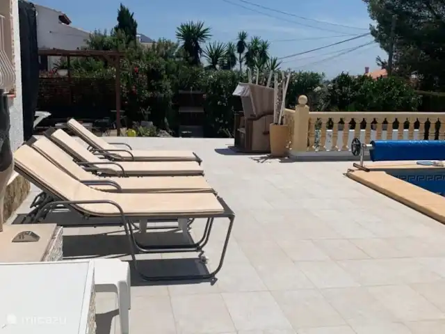 Villa Costa Blanca huren in Spanje, Costa Blanca, Pedreguer - villa ons grote terras met ligbedden aan het zwembad ook voorzien van grote parasol