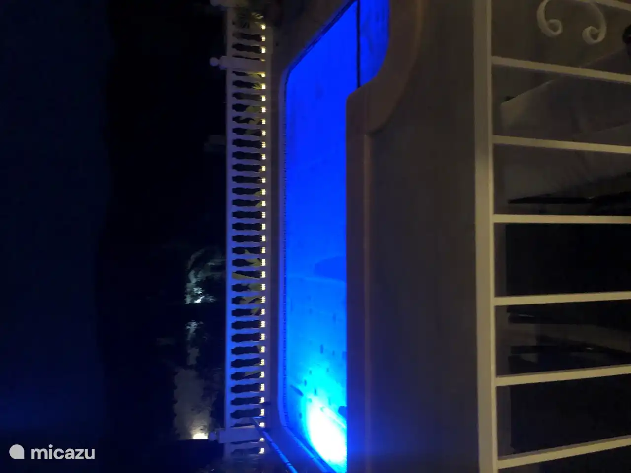 la piscine avec éclairage LED